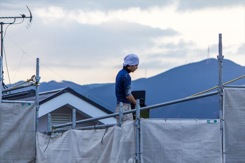 タオルを頭に巻いている男性